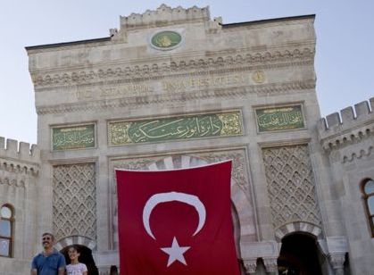 İstanbul ve Selçuk üniversitelerinde gözaltı