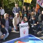 Türkiye’nin Londra Büyükelçiliği önünde 3 Ekim 2016’da toplanan 100’e yakın gösterici AKP hükümetini protesto ederek kapatılan bağımsız tv kanallarına destek verdi.