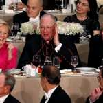 ABD başkan adayları Hillary Clinton ve Donald Trump, televizyon tartışmasından 24 saat sonra bu kez New York'taki yardım yemeğinde kozlarını paylaştı.