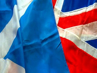İskoçya ve Birleşik Krallık bayrakları