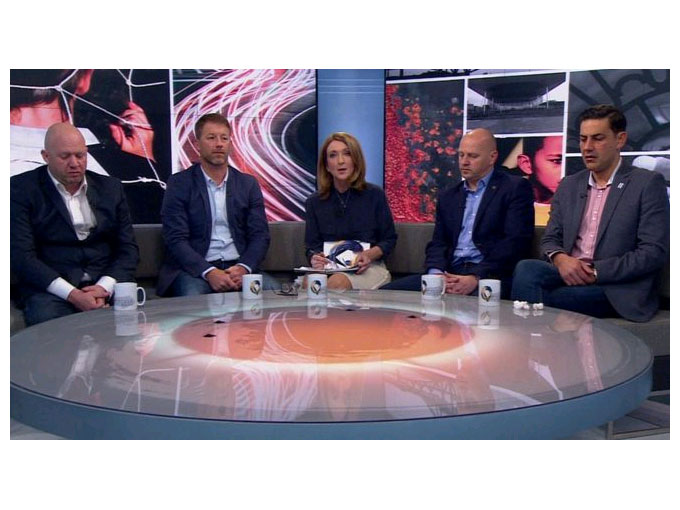 BBC sunucusu Victoria Derbyshire eski futbolcular Jason Dunford, Steve Walters, Chris Unsworth ve Andy Woodward ile birlikte