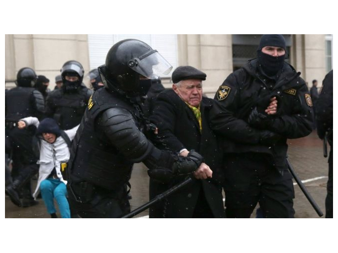Belarus’ta ‘sosyal parazit vergisi’ protestolarında yüzlerce gözaltı