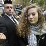 ve İsrail askerini tokatladığı için 16 yaşında cezaevinde yatan Filistinli aktivist kız Ahed Tamimi