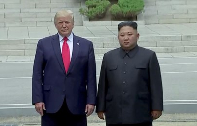 Trump ile Kim “silahsızlandırılmış bölgede” bir araya geldi