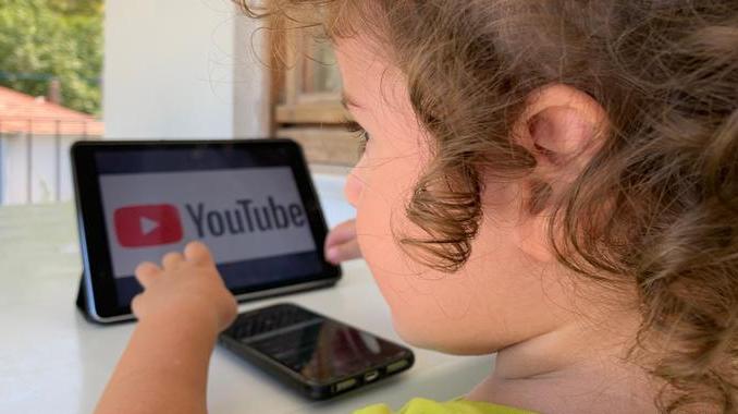 YouTuber kuşağı: Çocuk olma hakkı elinden alınan çocuklar