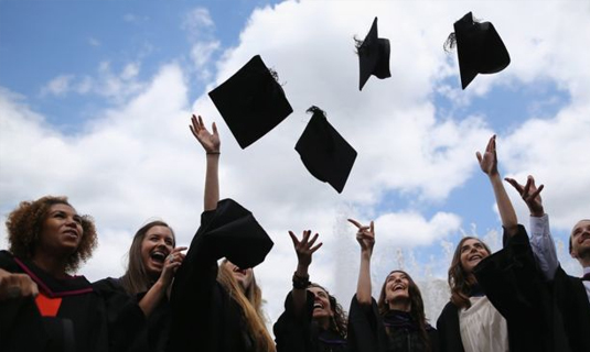 İngiltere’de mezun olan yabancı öğrenciler iki yıl daha ülkede kalabilecek