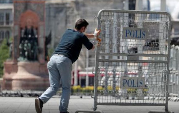 Gezi korkusu sürüyor! Sokağa çıkma yasağı varken Gezi Parkı’nı bariyerlerle kapattılar!