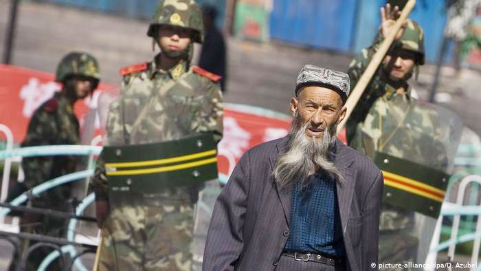 Kamplarda tutulan Uygurlar “suçlarını” seçmeye zorlanıyor
