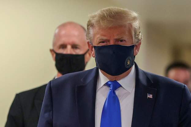 Trump kameralar karşısında ilk defa maskeyle