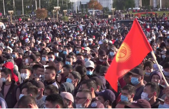 Kırgızistan’da seçim sonucunu tanımayan muhalefet sokağa çıktı