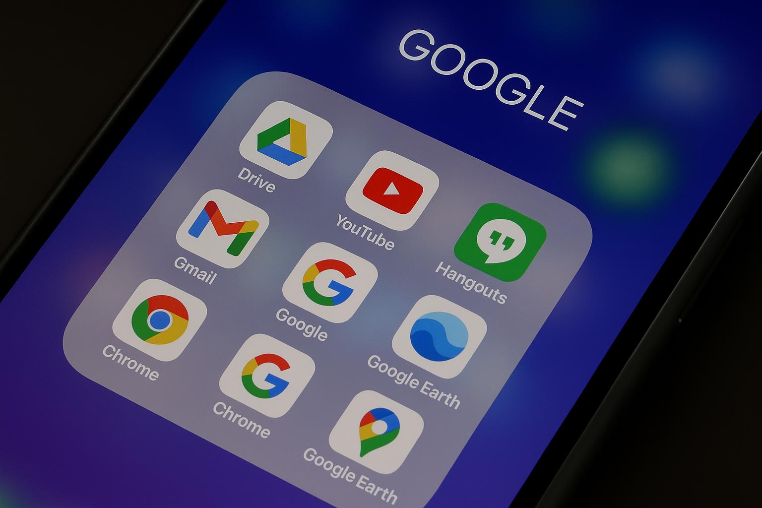 Google uygulamaları arasında Gmail simgesiyle birlikte güvenlik uyarısını temsil eden akıllı telefon ekranı