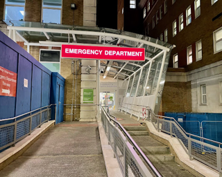 İngiltere King’s College Hospital acil servis girişi – NHS acil servis deneyimi