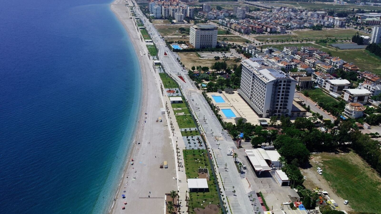 Konyaaltı sahilindeki 5 yıldızlı otelin 13 bin 626 m2'lik kısmının imara aykırı olduğu tespit edildi