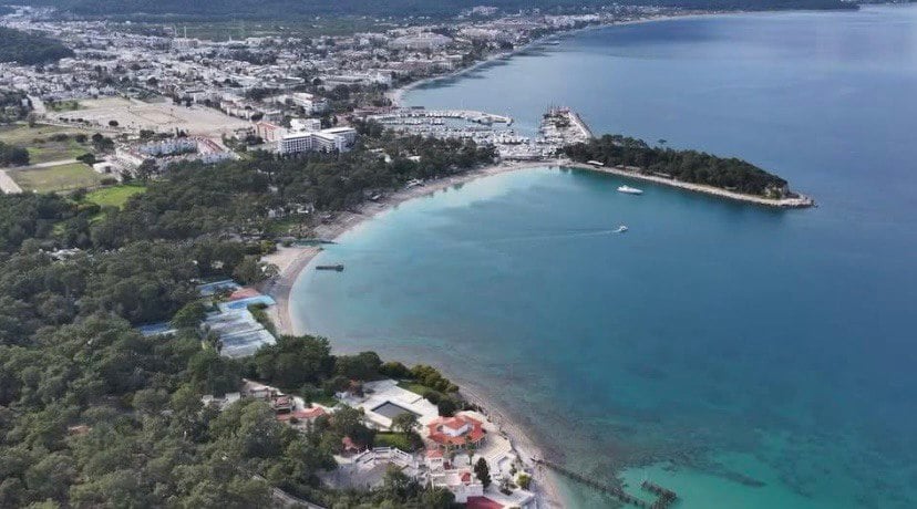 Kemer'in ünlü Ayışığı plajına bitişik olan arazi 2068 yılına kadar ÖZAK Gayrimenkul'ün oldu