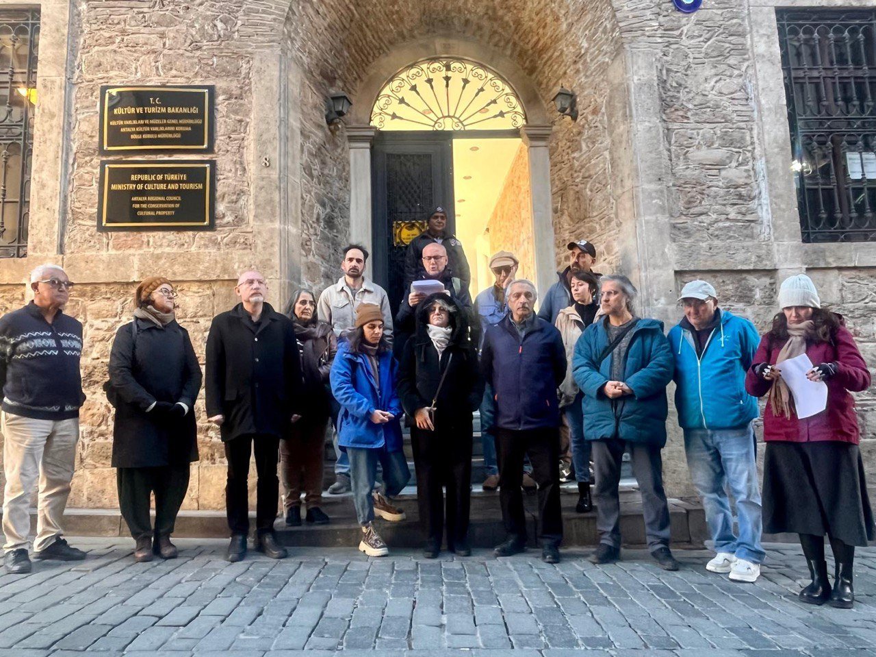 Platform üyeleri Koruma Bölge Kurulu önünde basınn açıklaması yaptı, taleplerini yetkililere iletti (1)