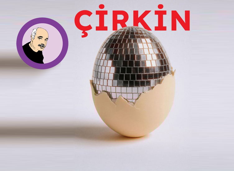 Çirkin tiyatro oyunu için hazırlanan görselde, kabuğu kırılmış bir yumurtanın içinden ayna mozaiklerle kaplı parlak bir yumurta çıkarken üstte kırmızı ‘ÇİRKİN’ yazısı ve solda yazar İsmail Cem Özkan’ın illüstrasyonu yer alıyor.