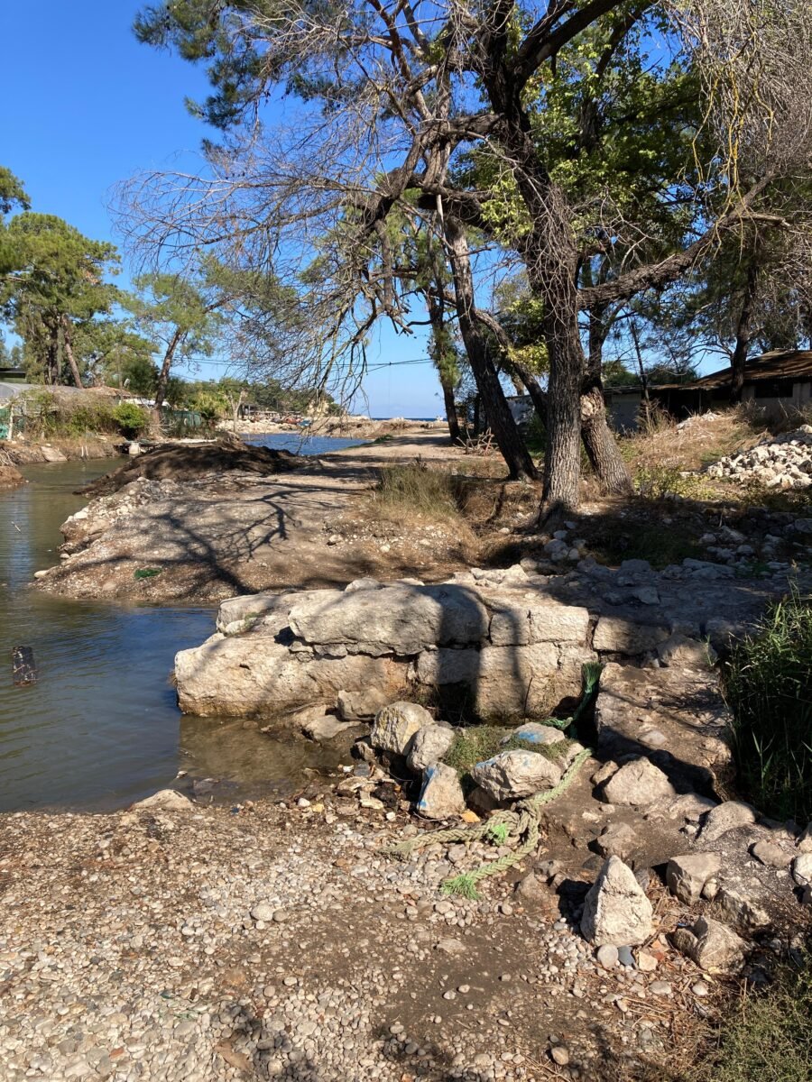 İdyros antik kentinin kalıntılarının bulunduğu Karadere. Çalışmaların derenin bir kıyısında sınırlanması kuşkuları artırıyor